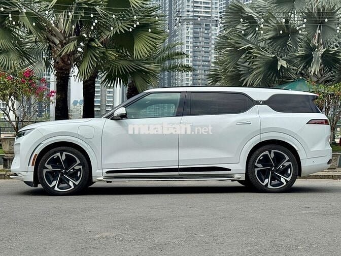 VF9 Plus 2023 - Màu trắng - 2v5km - Thuê pin (SDI)