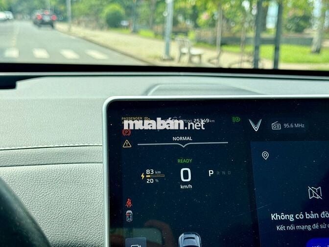 VF9 Plus 2023 - Màu trắng - 2v5km - Thuê pin (SDI)