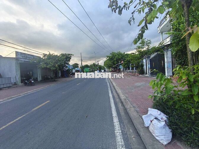 Nhà mặt tiền 147m2 , nằm trục đường chính , gần trung tâm hành chính