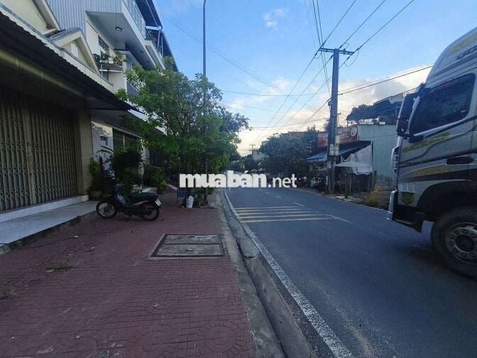 Nhà mặt tiền 147m2 , nằm trục đường chính , gần trung tâm hành chính