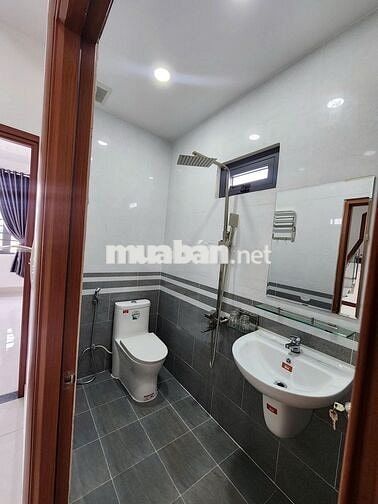 BÁN NHÀ 4 TẦNG GÓC 2 MẶT TIỀN, VỊ TRÍ GẦN CHỢ THỦ ĐỨC, 90M2 GIÁ 13.5TỶ