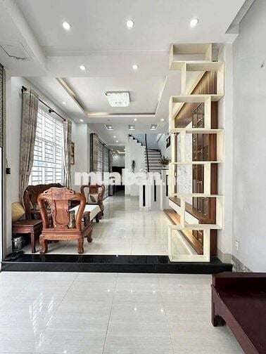 NHÀ TRỆT LẦU RỘNG - HẺM 52 HÙNG VƯƠNG