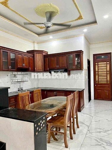 nhà mặt tiền gần Siêu Thị Go,gần chợ Dĩ An 1,có nội thất.sân xe hơi