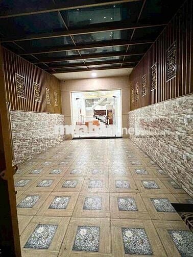 nhà mặt tiền gần Siêu Thị Go,gần chợ Dĩ An 1,có nội thất.sân xe hơi