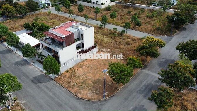 Bán lô góc biệt thự KĐT Bình Nguyên mặt tiền đường Thống Nhất.