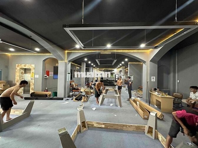 cần bán nhà nở hậu lớn siêu khủng mặt tiền đường để kinh doanh