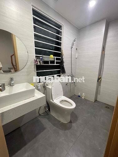 Cho thuê tầng 4 trong nhà nguyên căn gần Phenikaa