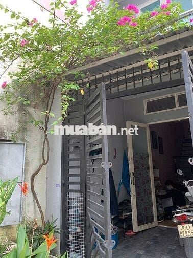 Cho thuê nhà nguyên căn 2 phòng ngủ, 2 nhà vệ sinh. 1 trệt 1 lầu.