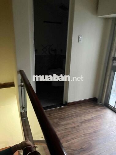 phòng trọ trên lầu lối đi riêng