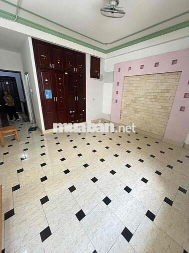 phòng ban công cửa sổ tiện nghi ngay cao lỗ Q8