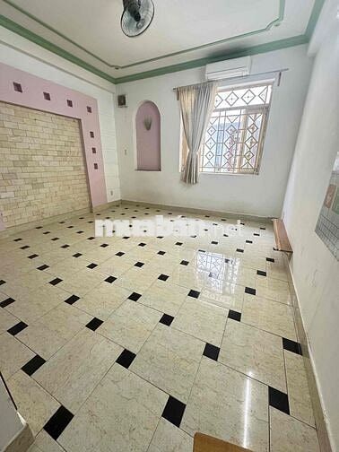 phòng ban công cửa sổ tiện nghi ngay cao lỗ Q8