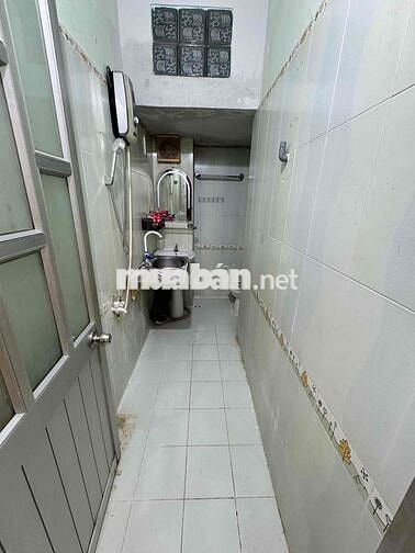 phòng ban công cửa sổ tiện nghi ngay cao lỗ Q8