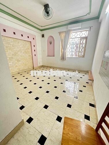 phòng ban công cửa sổ tiện nghi ngay cao lỗ Q8