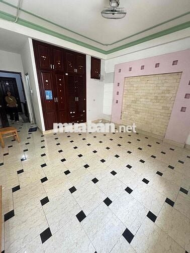 phòng ban công cửa sổ tiện nghi ngay cao lỗ Q8