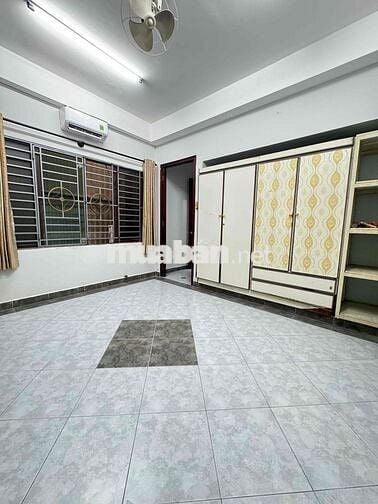 phòng ban công cửa sổ tiện nghi ngay cao lỗ Q8