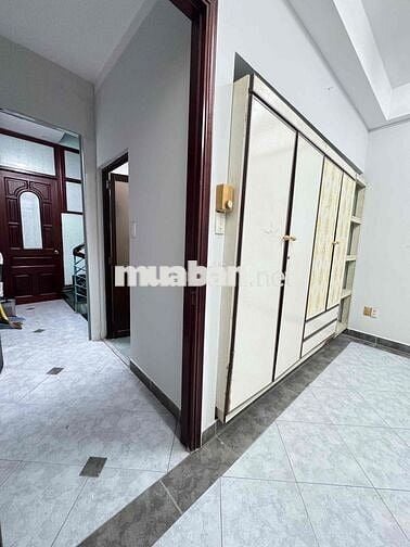 phòng ban công cửa sổ tiện nghi ngay cao lỗ Q8