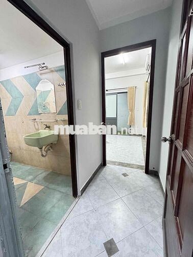 phòng ban công cửa sổ tiện nghi ngay cao lỗ Q8