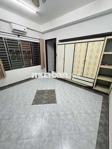 phòng ban công cửa sổ tiện nghi ngay cao lỗ Q8