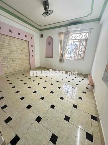 phòng ban công cửa sổ tiện nghi ngay cao lỗ Q8