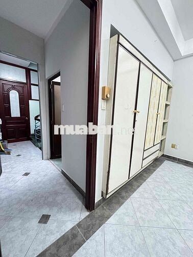 phòng ban công cửa sổ tiện nghi ngay cao lỗ Q8