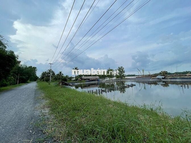 588m² có 50m² TC mặt tiền sông đường nhựa, giá chỉ 750 triệu