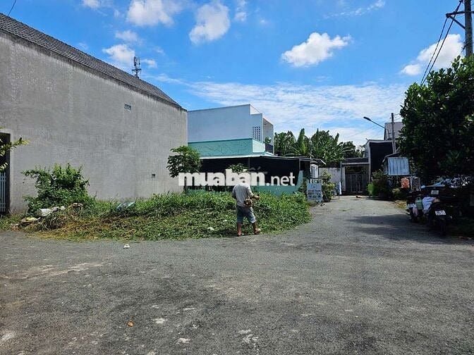 Nền góc KDC Hai Lúa 1, cách Nguyễn Tất Thành 100m.