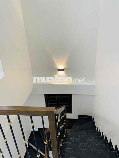 Cần bán nhà mặt hồ dân xây chắc chắn ô tô nhỏ đỗ trong sân