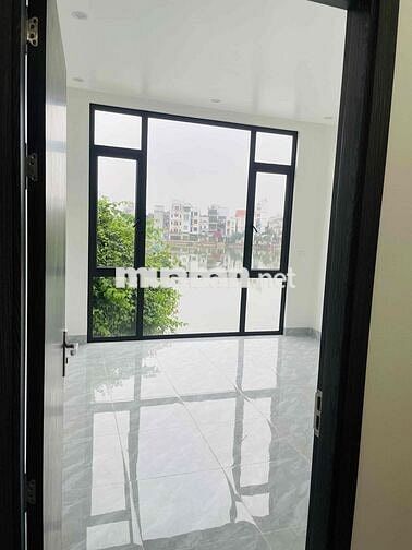 Cần bán nhà mặt hồ dân xây chắc chắn ô tô nhỏ đỗ trong sân