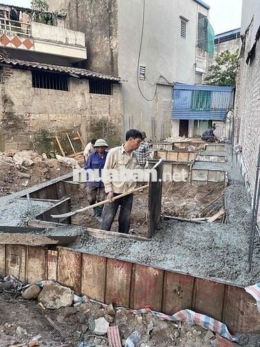 Cần bán nhà mặt hồ dân xây chắc chắn ô tô nhỏ đỗ trong sân