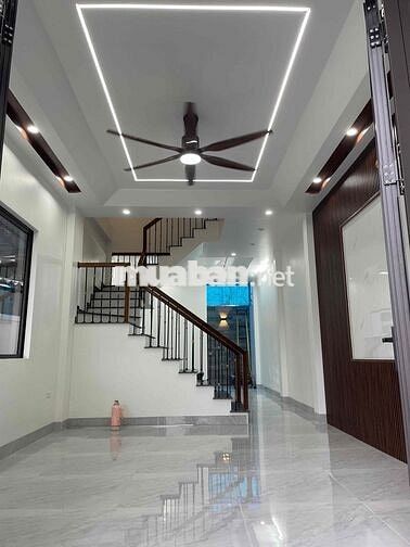 Cần bán nhà mặt hồ dân xây chắc chắn ô tô nhỏ đỗ trong sân