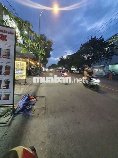 Nhà Mặt Tiền Đường Đong Đúc 9x30 Trống Suốt điện 3pha