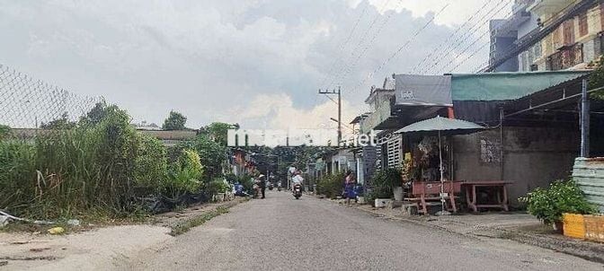 Bán đất tặng nhà cấp 4 200m2 nở hậu hẻm xe hơi trung tâm dĩ an