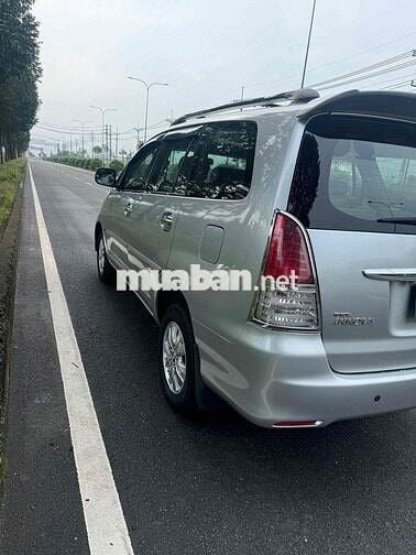 Toyota Innova 2009 G - 100000 km