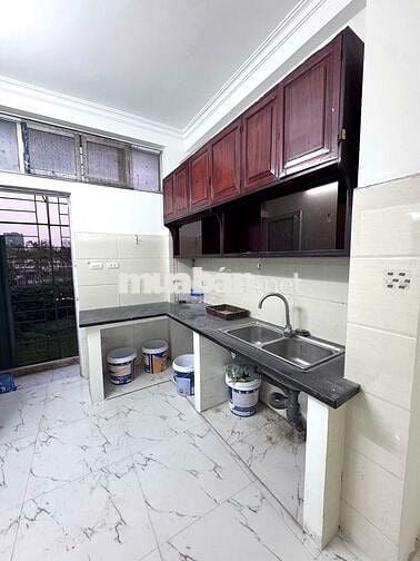 cần cho thuê căn tập thể tầng 4 , 4Pn, 2vs, đồ cơ bản, 15tr/ tháng