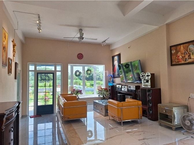 Mua đất có sẵn biệt thự sân vườn vừa xây dựng mới