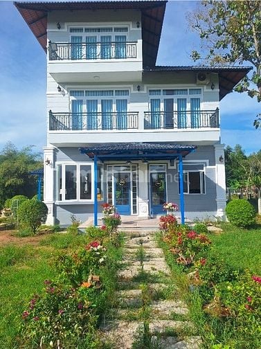 Mua đất có sẵn biệt thự sân vườn vừa xây dựng mới