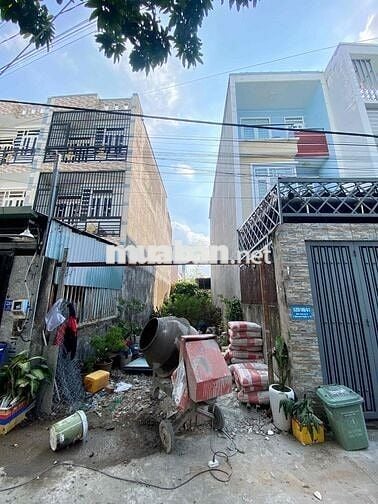 bán gấp lô đất đẹp hẻm 520 QL13, DT 70m2 , SHR thổ cư full, GPXD đủ