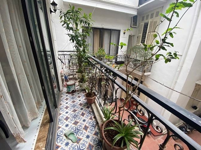 Cho thuê nhà trong khuôn viên biệt thự Pháp cổ mặt phố TRẦN QUỐC TOẢN