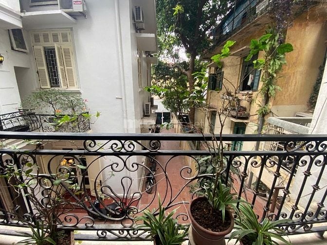 Cho thuê nhà trong khuôn viên biệt thự Pháp cổ mặt phố TRẦN QUỐC TOẢN