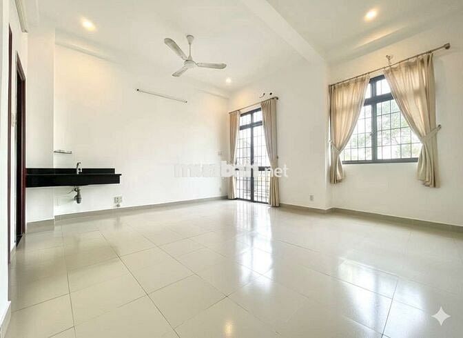 🌅🌄Nhà hẻm Hoàng Sa, 3PN + 5WC + sân thượng