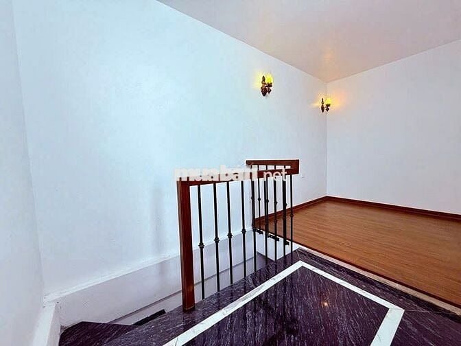 Bán nhà quận Tây Hồ, dân xây 5 tầng, 27m2, 7.95 tỷ