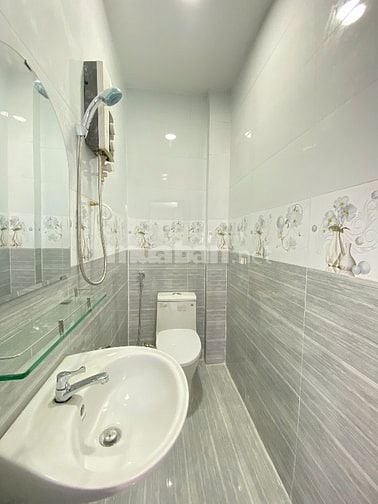 Bán nhà mới đẹp hẻm 4m – đường Trần Phú, Quận 5. Giá chỉ : 5.x tỷ