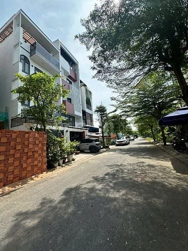 Chính chủ bán gấp Nhà KDC Sài Gòn South. DT: 181m2. Giá: 48 tr/m2 tính