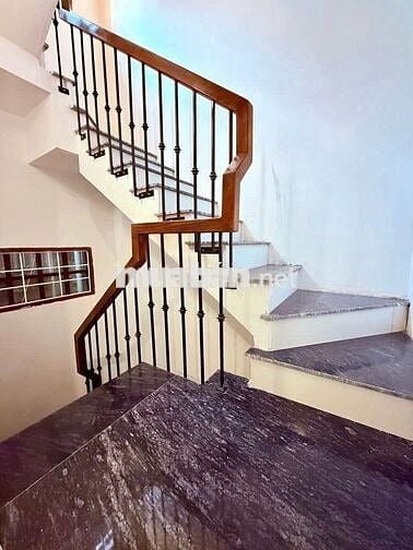 Bán nhà quận Tây Hồ, dân xây 5 tầng, 27m2, 7.95 tỷ