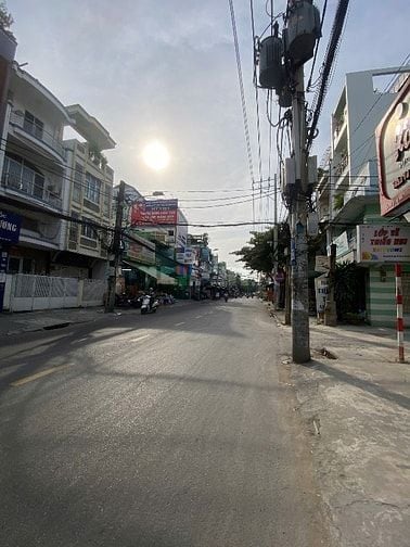 Nhà mặt tiền đường Lạc Long Quân. 5 tầng mới đẹp. 3,9m x 14m. 