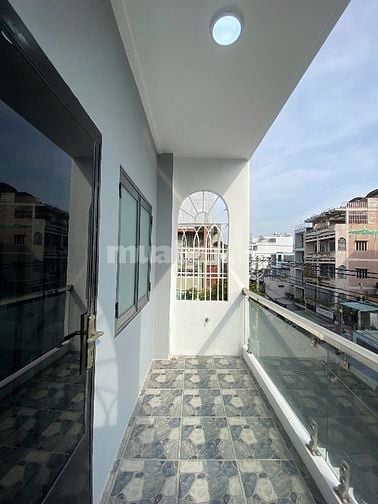 Nhà mặt tiền đường Lạc Long Quân. 5 tầng mới đẹp. 3,9m x 14m. 