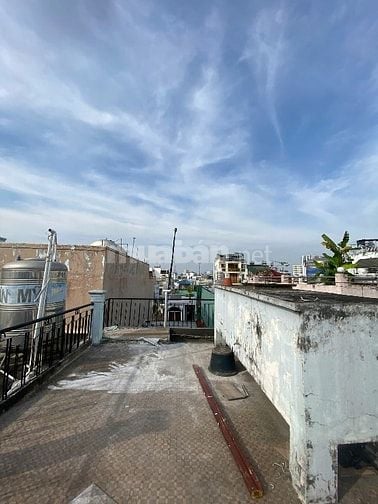 Nhà mặt tiền đường Lạc Long Quân. 5 tầng mới đẹp. 3,9m x 14m. 