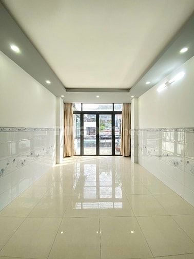 Nhà mặt tiền đường Lạc Long Quân. 5 tầng mới đẹp. 3,9m x 14m. 