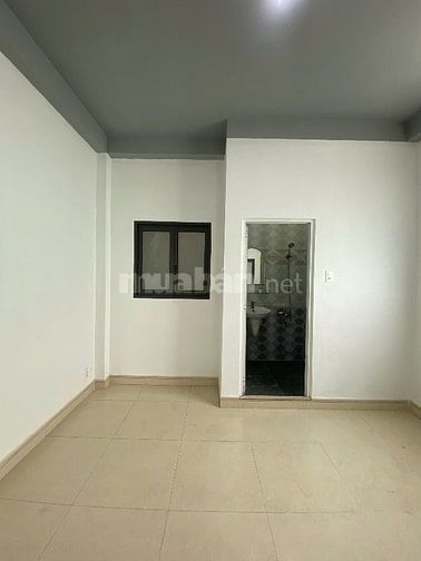 Nhà mặt tiền đường Lạc Long Quân. 5 tầng mới đẹp. 3,9m x 14m. 