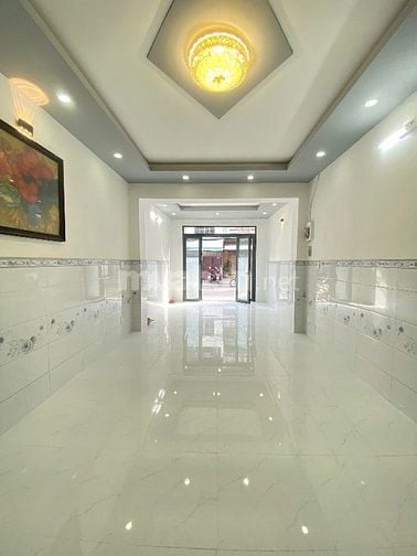 Nhà mặt tiền đường Lạc Long Quân. 5 tầng mới đẹp. 3,9m x 14m. 